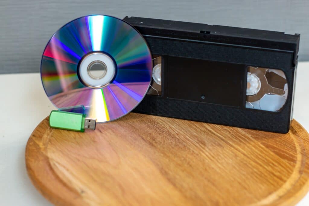 Eine Kassette, ein USB-Stick und eine CD liegen nebeneinander