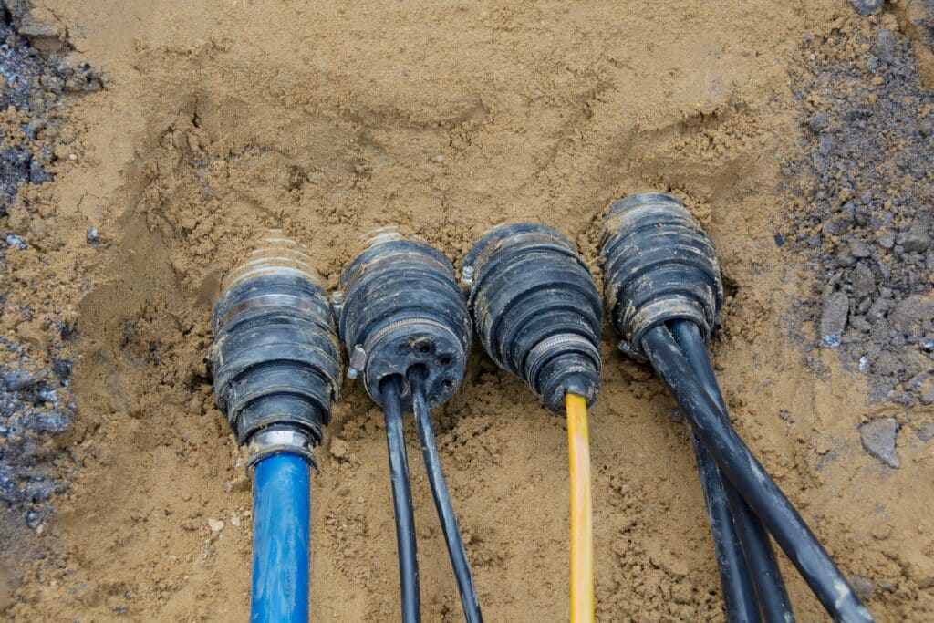 Vier verschiedene Kabel unter der Erde angeschlossen