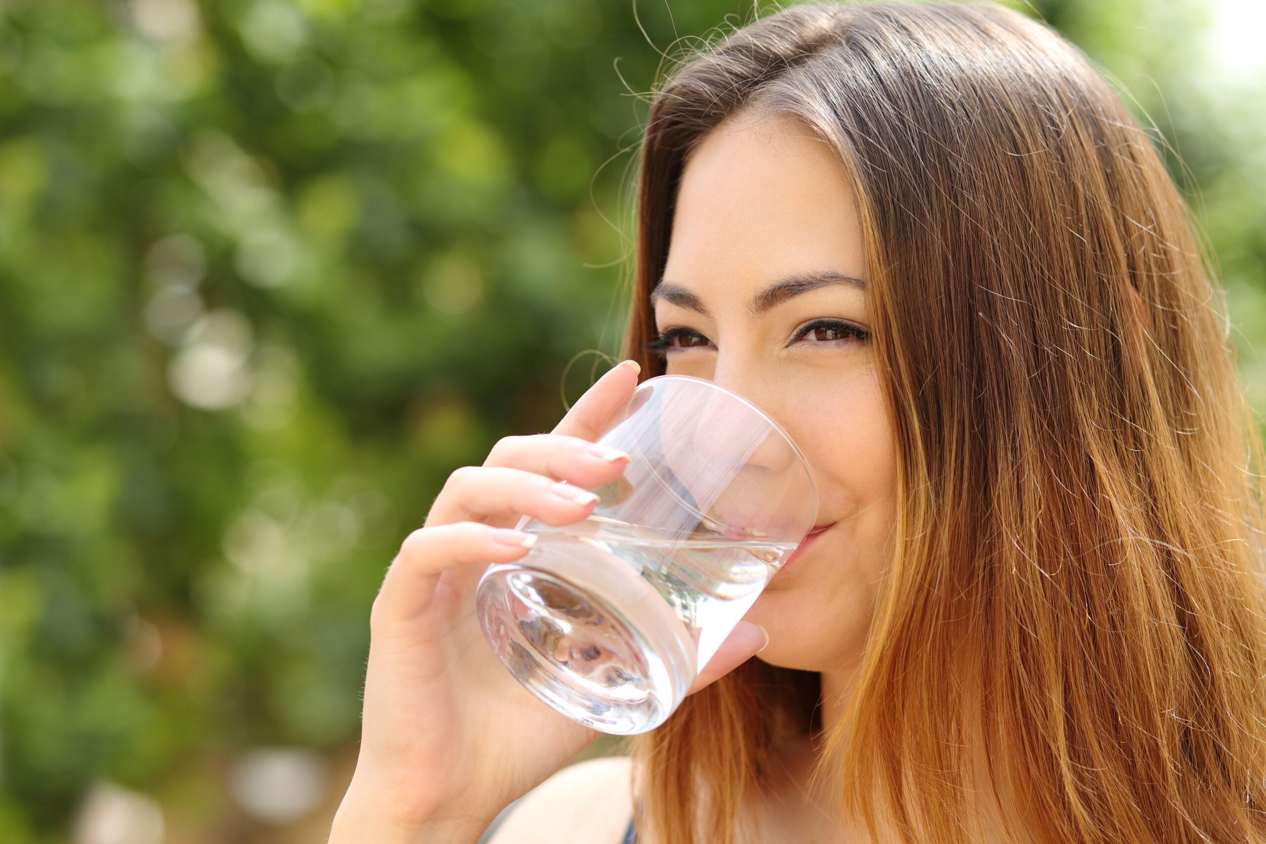 Eine Frau trinkt gefiltertes Wasser