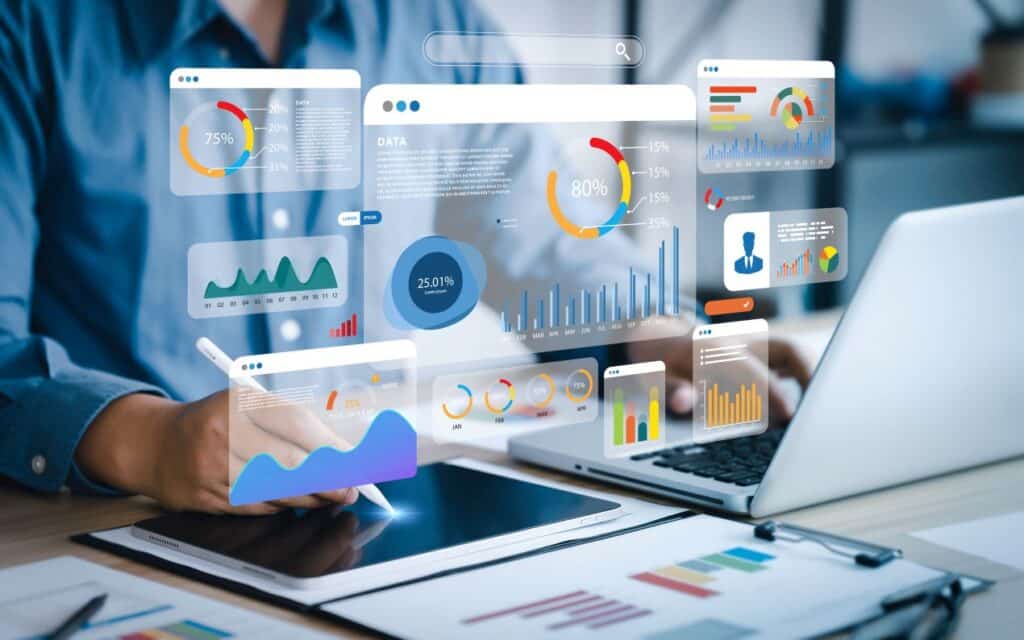 Ein Benutzer arbeitet mit einem Tablet und Laptop, während moderne ERP-Systeme interaktive Dashboards und Datenanalysen visualisieren.