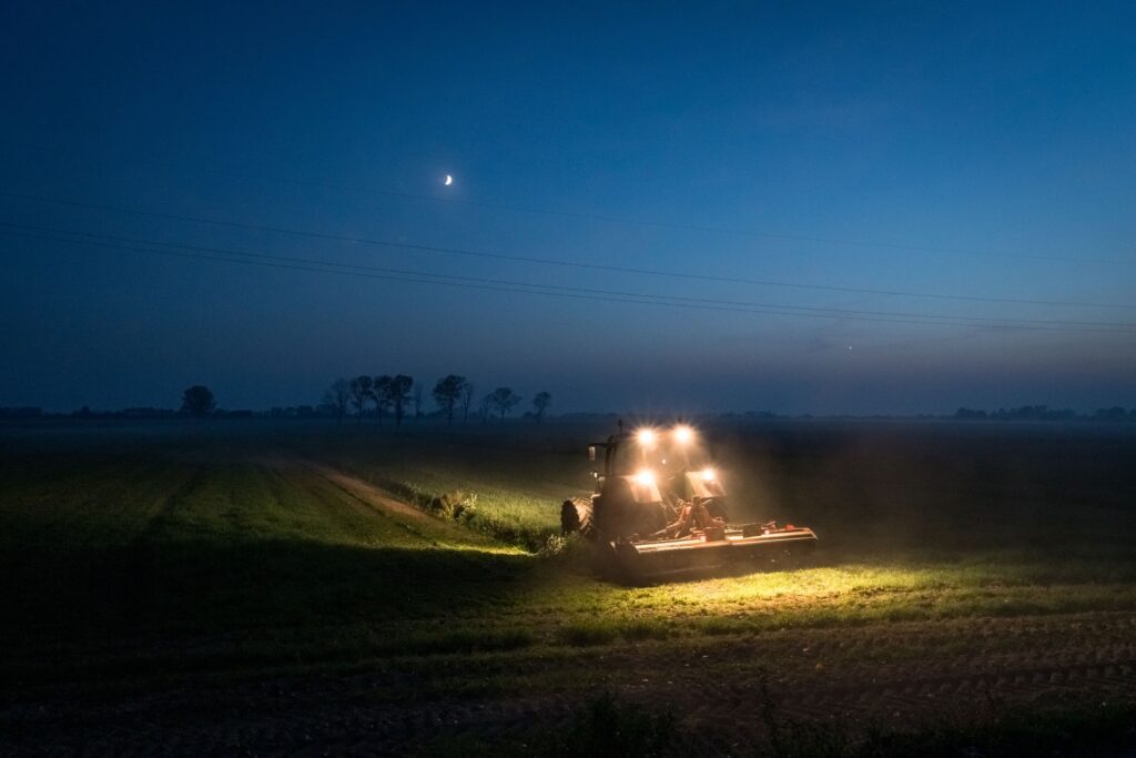 Ein Fahrzeug mit eingeschalteten Leuchten bei Nacht