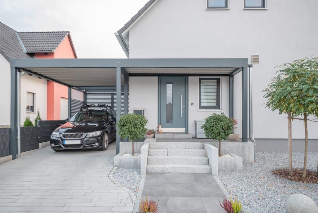 Carport und Hauseingang in moderner Architektur, Carport Freiburg