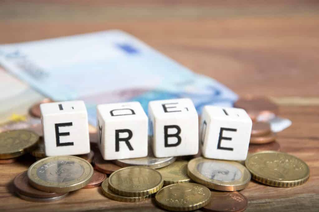 Würfel mit Erbe auf Geldmünzen | Erbrecht Würzburg