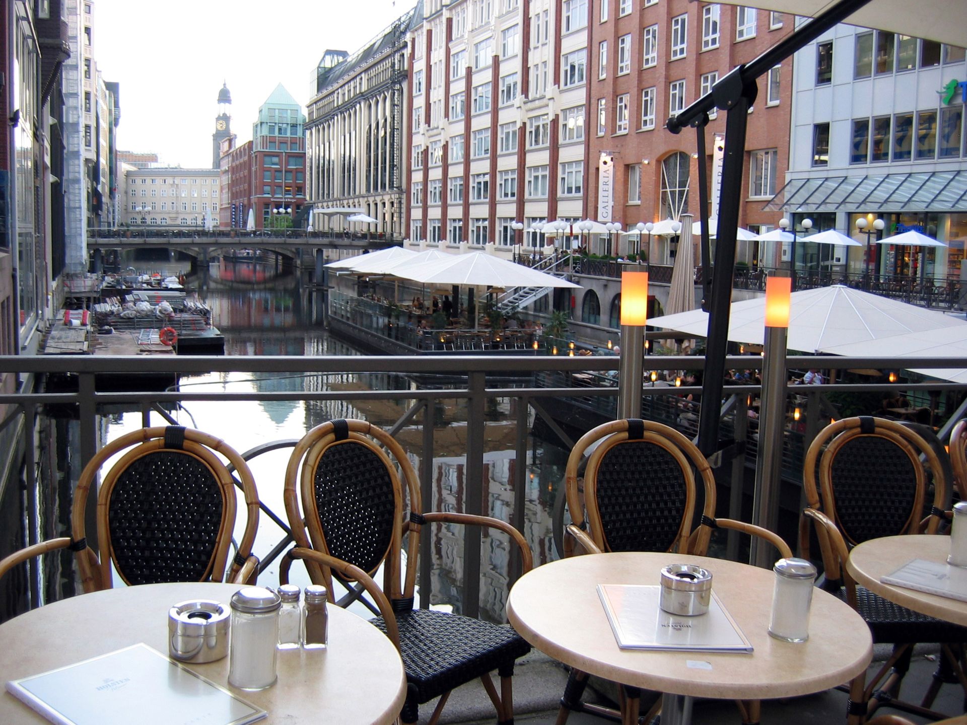 Caféterrasse mit Blick auf Wasser und Architektur in der Hamburger Innenstadt bei Tageslicht