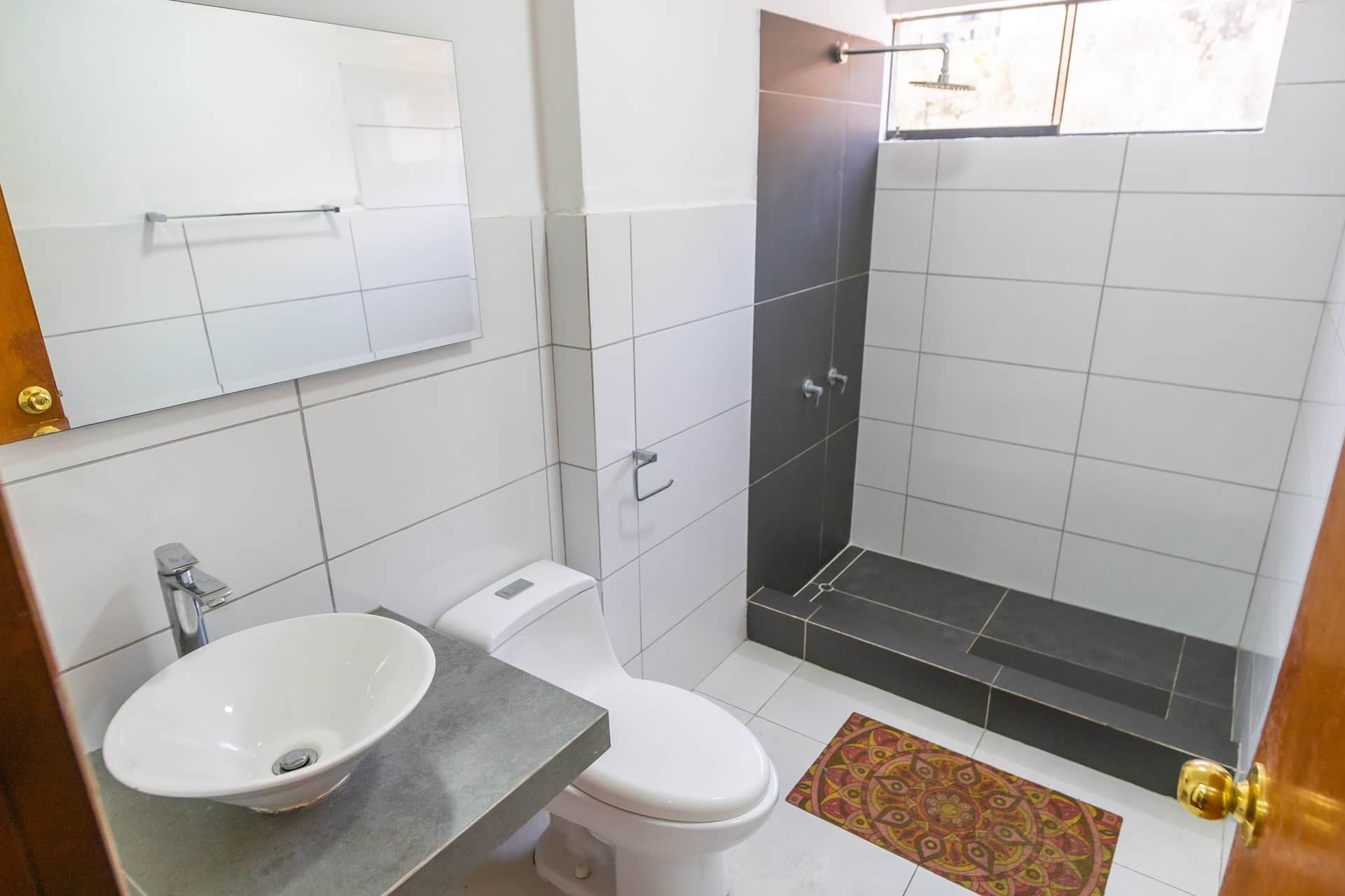 Sauberes Badezimmer mit moderner Ausstattung | WC Sitz mit Spülung

