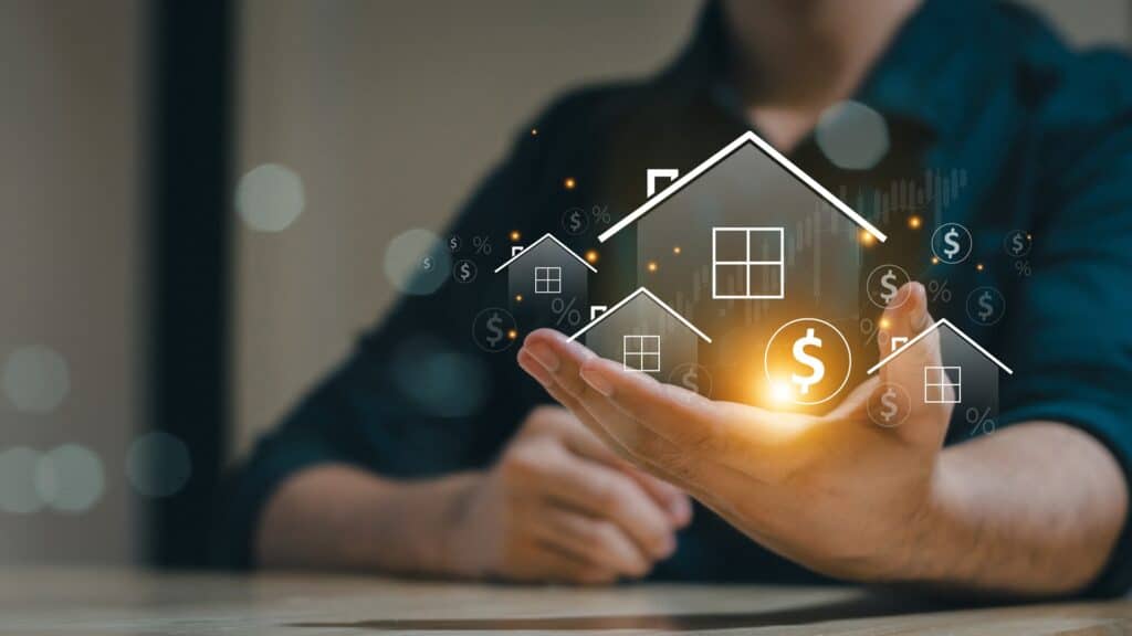 Digitale Hauswertsymbole über Handfläche | Solaranlage Jena