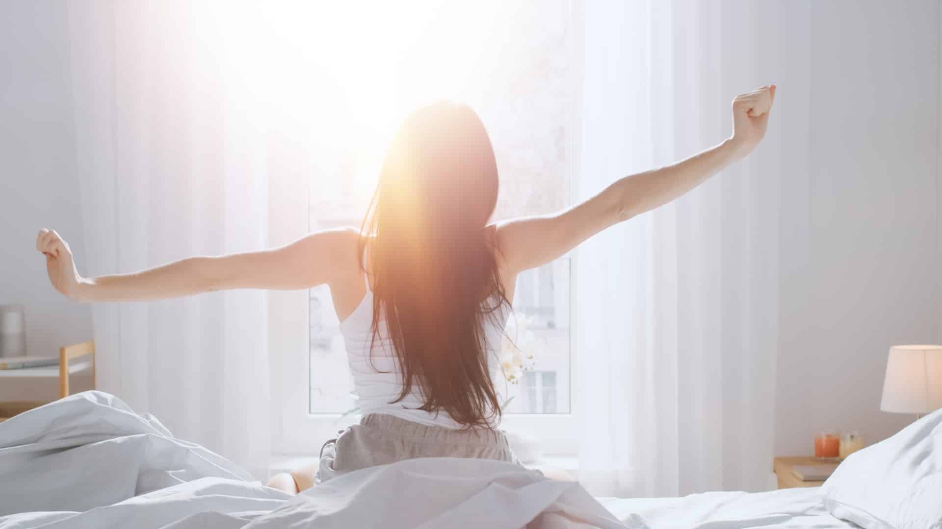 Entspannt schlafende Frau im Bett | Polsterbetten