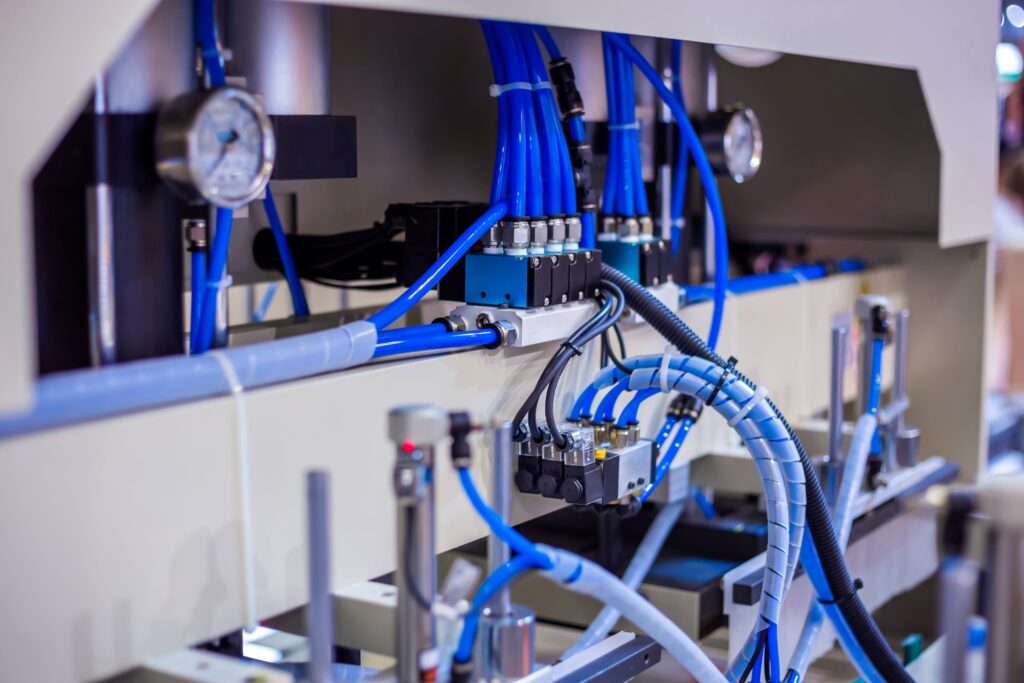 Industrielle Schlauchsysteme mit Steuerungseinheit für präzise Anwendungen in der Chemie- und Verfahrenstechnik