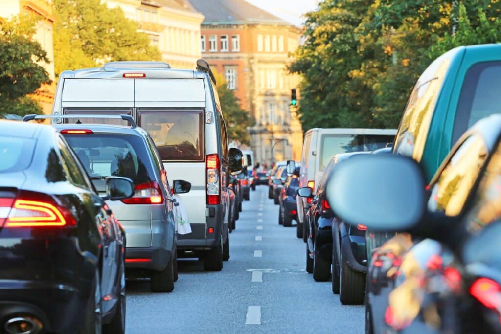 Dichter Berufsverkehr mit Autos im Stau | Anwalt Verkehrsrecht Dresden
