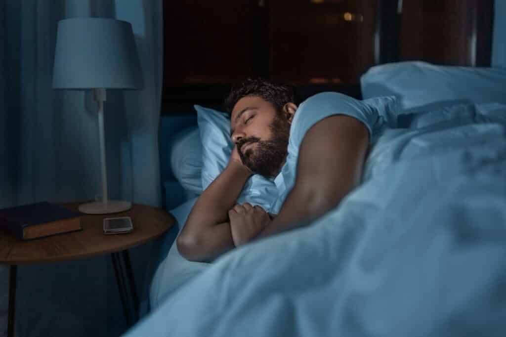 Schlafender Mann im Bett | Polsterbetten