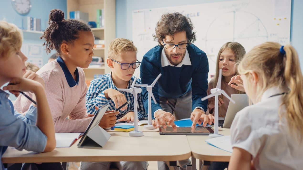 Kinder arbeiten gemeinsam an einem Schulprojekt mit Windkraftmodellen – forschendes Lernen in internationaler Privatschule Berlin