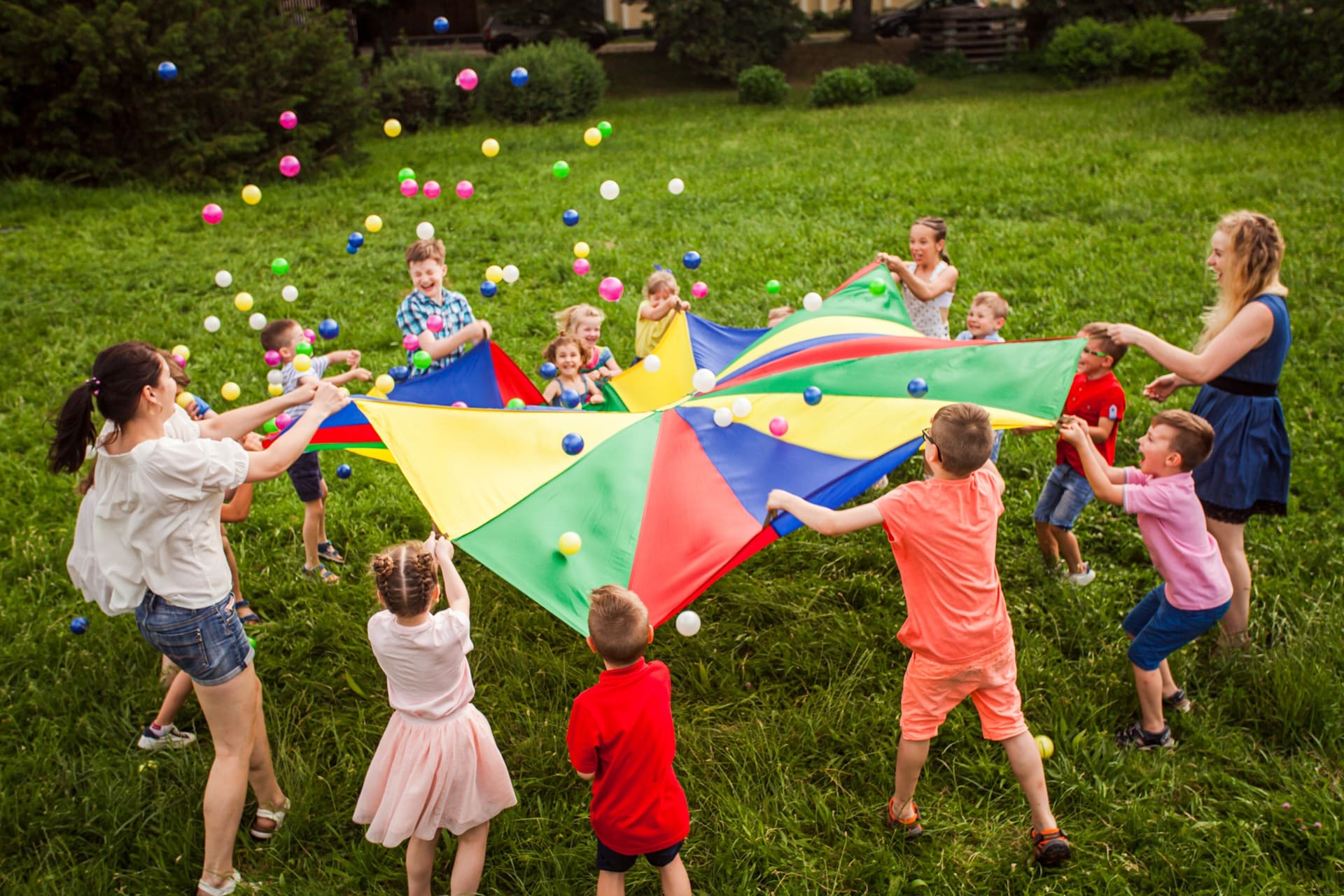 Gruppe Kinder spielt mit buntem Schwungtuch | Klassenfahrt Hamburg
