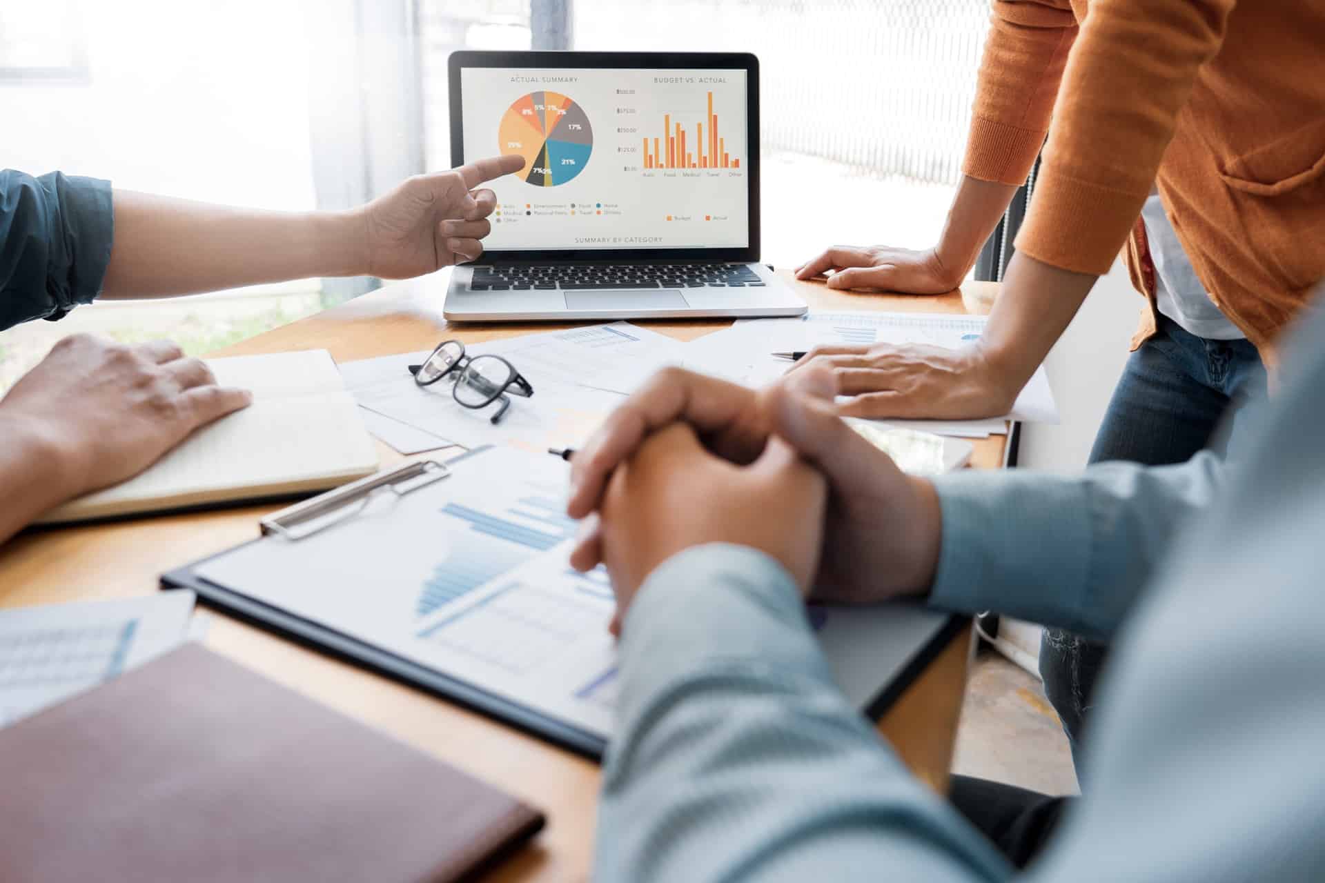 Team diskutiert Diagramme und Marketingdaten | Blöcke bedrucken lassen