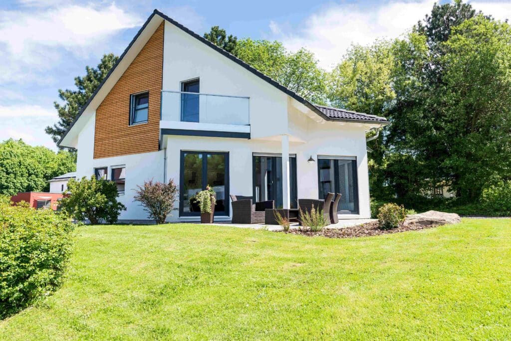 weisses Einfamilienhaus im Grünen