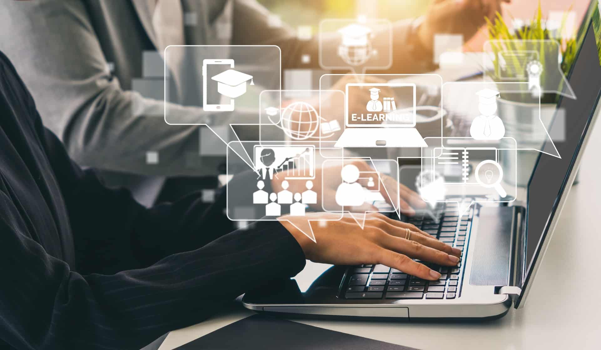 Laptop mit Symbolen für Online-Lernen und Wissenstransfer | E-Learning Content
